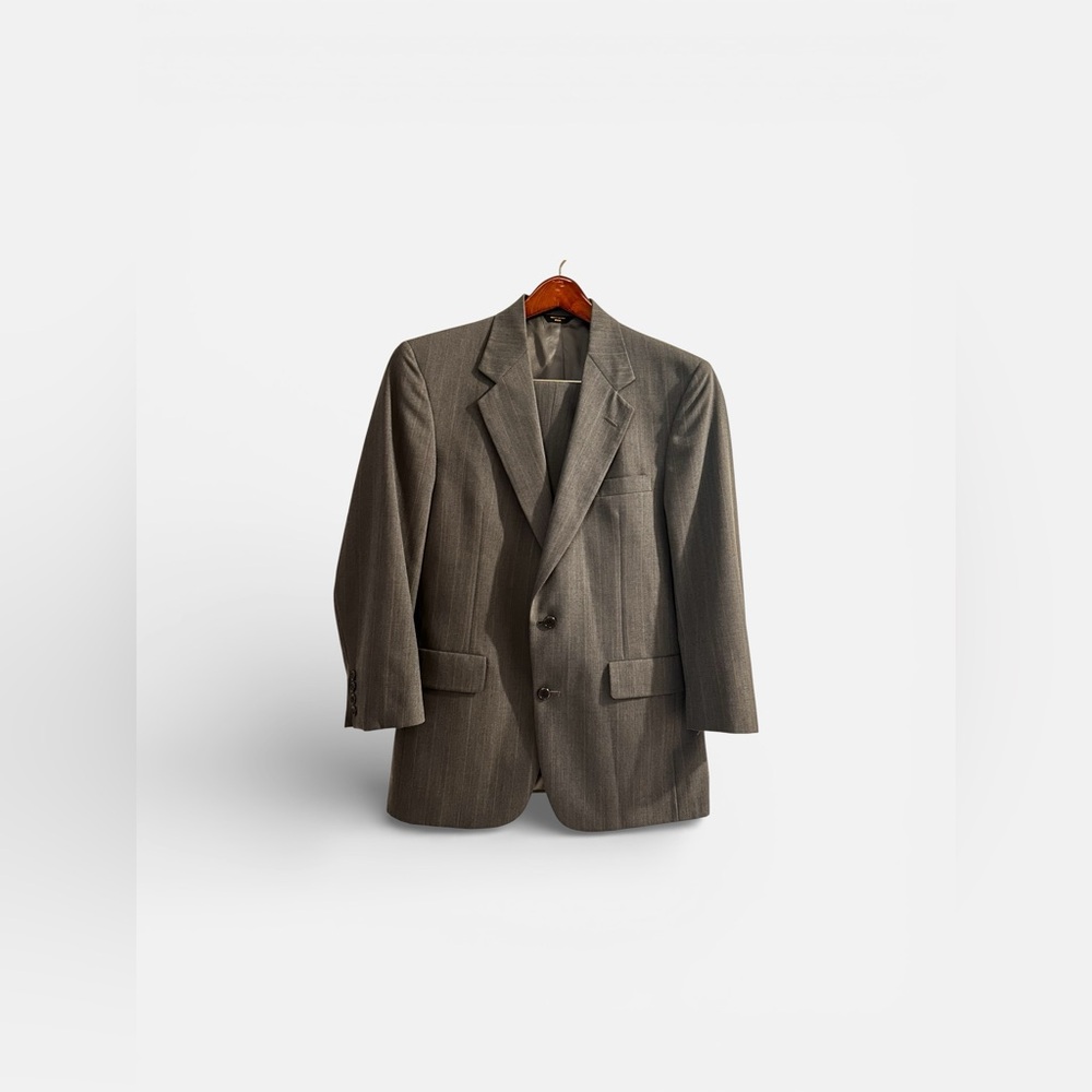 MENS Classic Gray Pinstripe Suit – Like New Condition